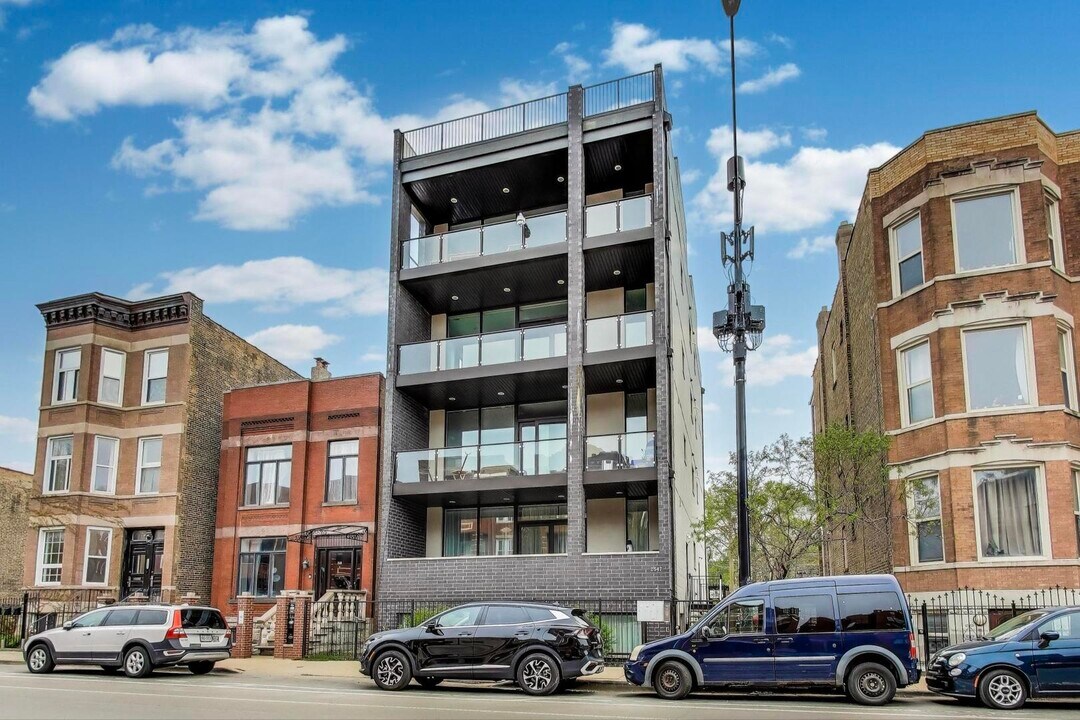 2547 W Augusta Blvd in Chicago, IL - Building Photo