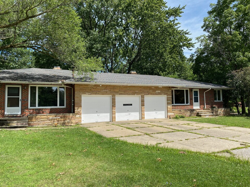 24000 Center Ridge Rd in Westlake, OH - Building Photo