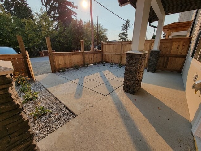 808 Glenwood Ave in Kelowna, BC - Building Photo - Building Photo