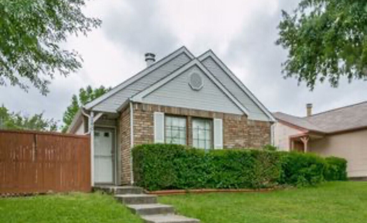 229 Teakwood Ln in Lewisville, TX - Building Photo