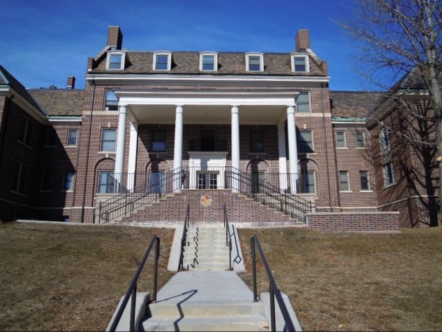 Hawthorn Hill Apartments in Des Moines, IA - Building Photo