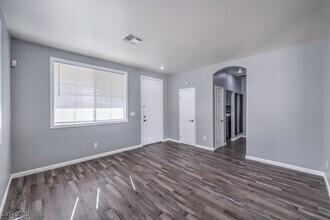 9758 Vista Crest Ave in Las Vegas, NV - Building Photo - Building Photo
