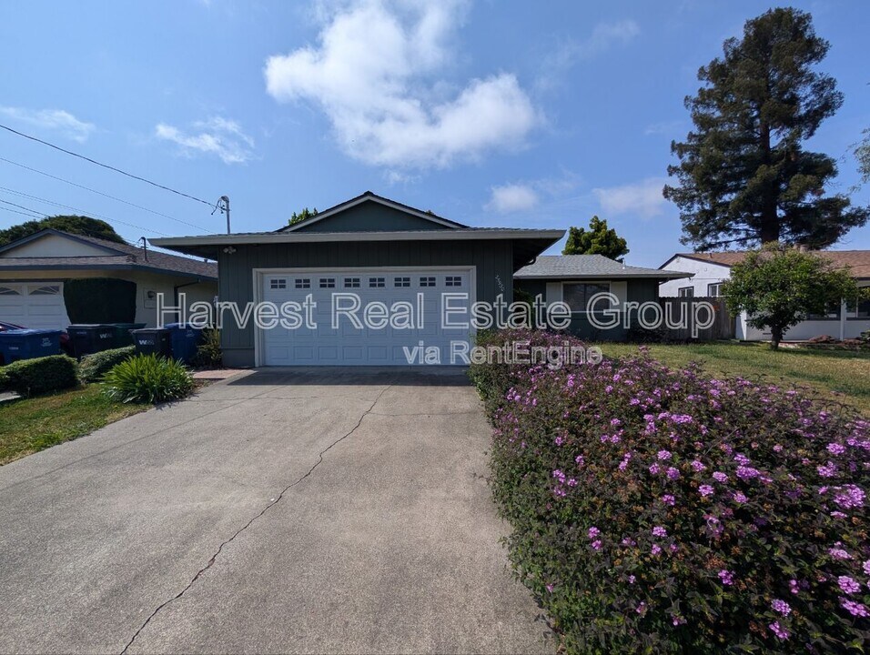 25930 Madeline Ln in Hayward, CA - Building Photo