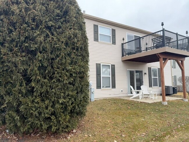 111 W Chatham Ln in Round Lake, IL - Foto de edificio - Building Photo