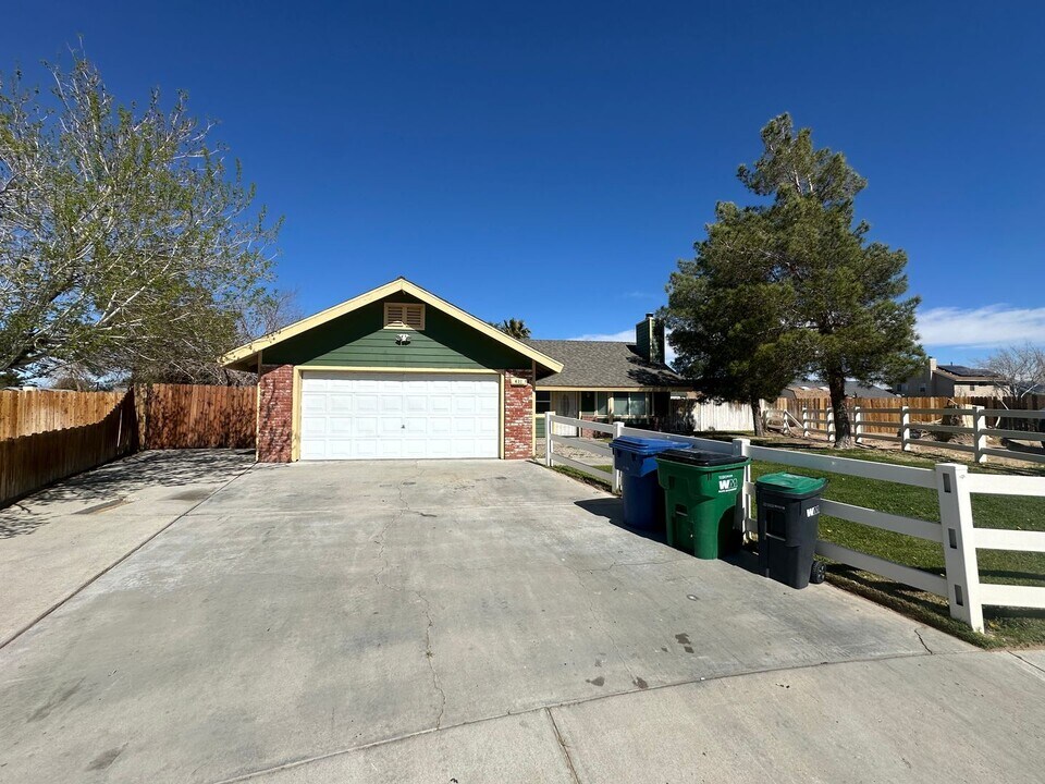 431 S Jacobs Ct in Ridgecrest, CA - Building Photo