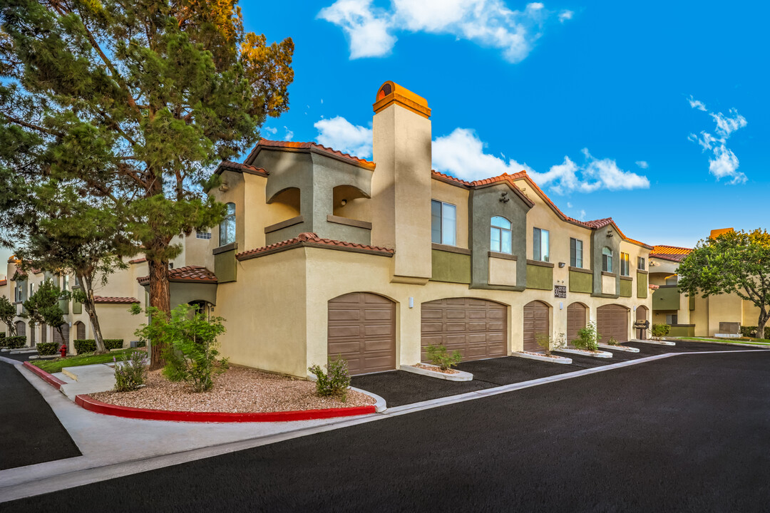 Parkway Townhomes in Henderson, NV - Building Photo