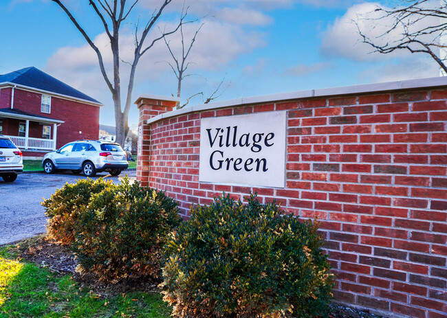 Village Green Apartments in Oxford, OH - Foto de edificio - Building Photo