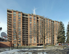 Rowntree Manor in Toronto, ON - Building Photo - Building Photo