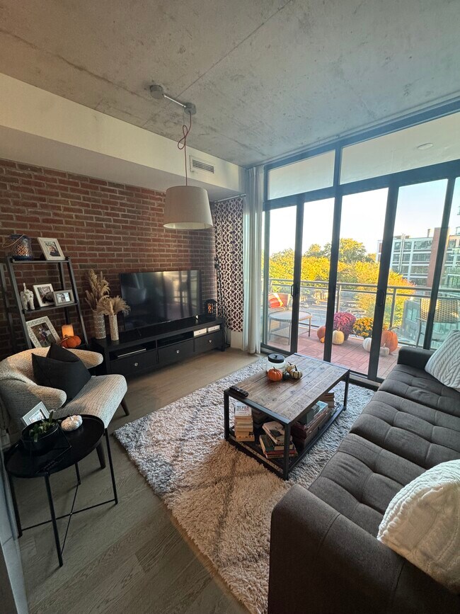 1290 Dundas St E in Toronto, ON - Building Photo - Building Photo