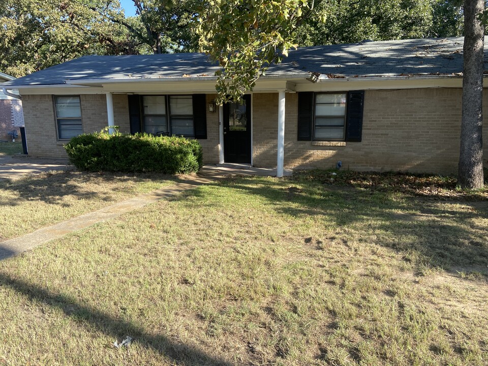 740 W Elm St in Canton, TX - Building Photo