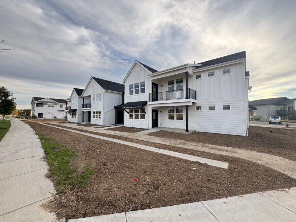 1811 Bounty Dr, Unit 2 in Windsor, CO - Building Photo