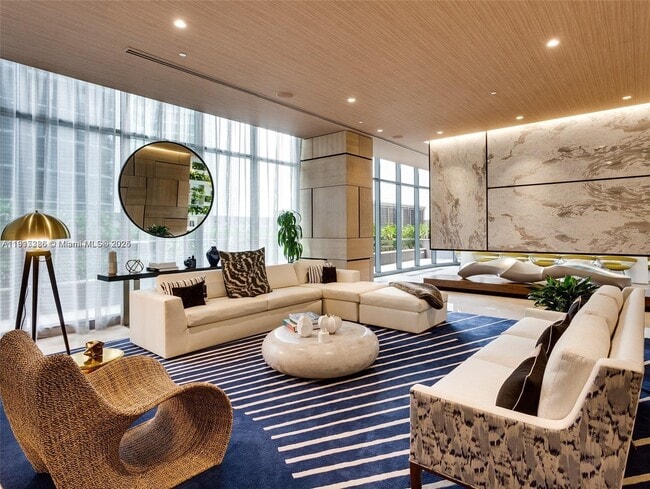 55 SW 9th St, Unit 2305 in Miami, FL - Building Photo - Building Photo