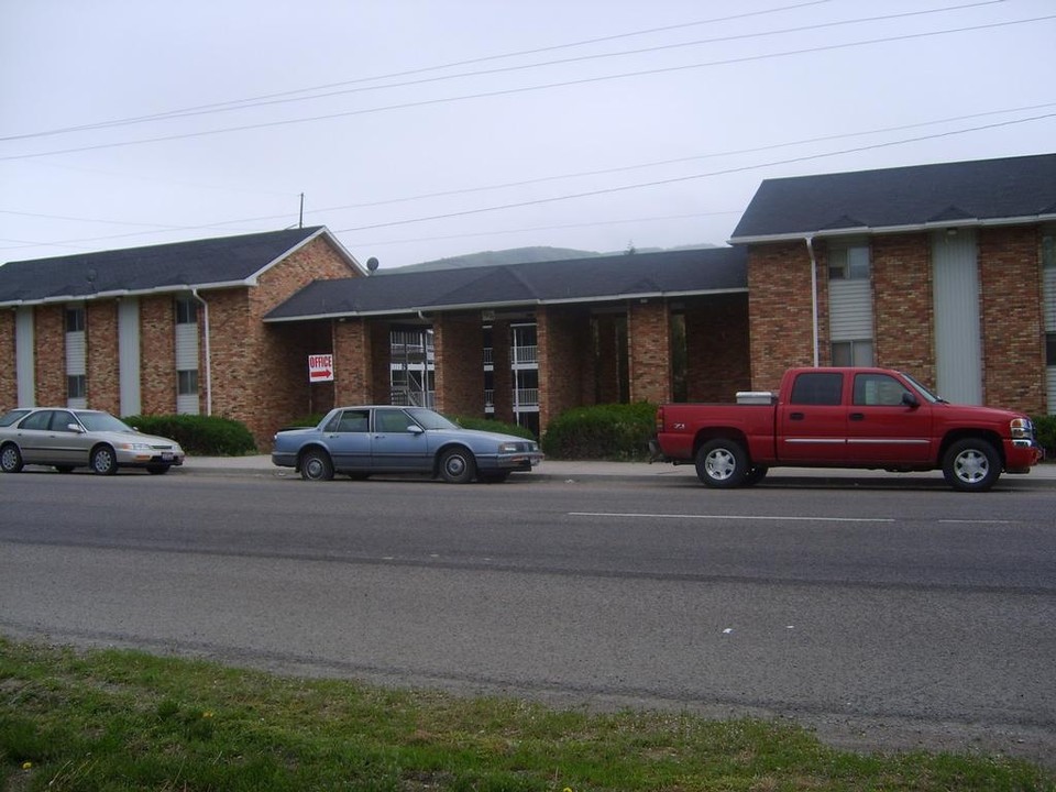 Village Apartments in Pocatello, ID - Foto de edificio