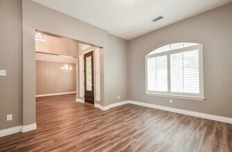 18 E Knightsbridge Dr in Conroe, TX - Building Photo - Building Photo