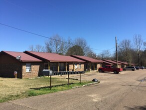 Pine Grove Apartments in Starkville, MS - Building Photo - Building Photo