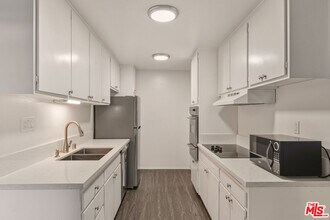 6050 Canterbury Dr in Culver City, CA - Building Photo - Building Photo