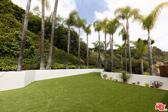 9405 Sierra Mar Pl in Los Angeles, CA - Building Photo - Building Photo