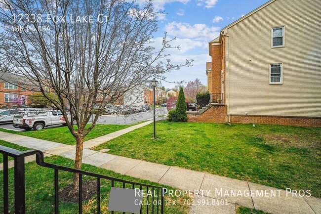 12338 Fox Lake Ct in Fairfax, VA - Building Photo - Building Photo