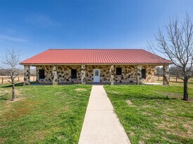 2610 N 1st St in Thorndale, TX - Building Photo