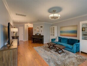 7221 Crestone Rd in Austin, TX - Foto de edificio - Building Photo