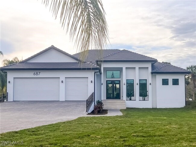 687 23rd St SW in Naples, FL - Foto de edificio - Building Photo