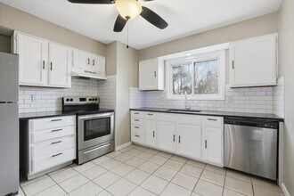 4916 Crescent Ave in Kansas City, MO - Foto de edificio - Building Photo