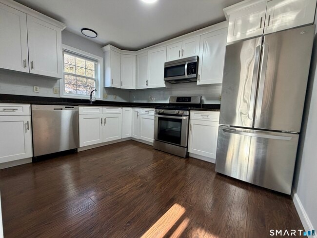 154 E Main St in Branford, CT - Building Photo - Building Photo