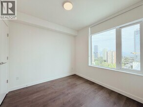 6468 Willingdon Ave in Burnaby, BC - Building Photo - Building Photo