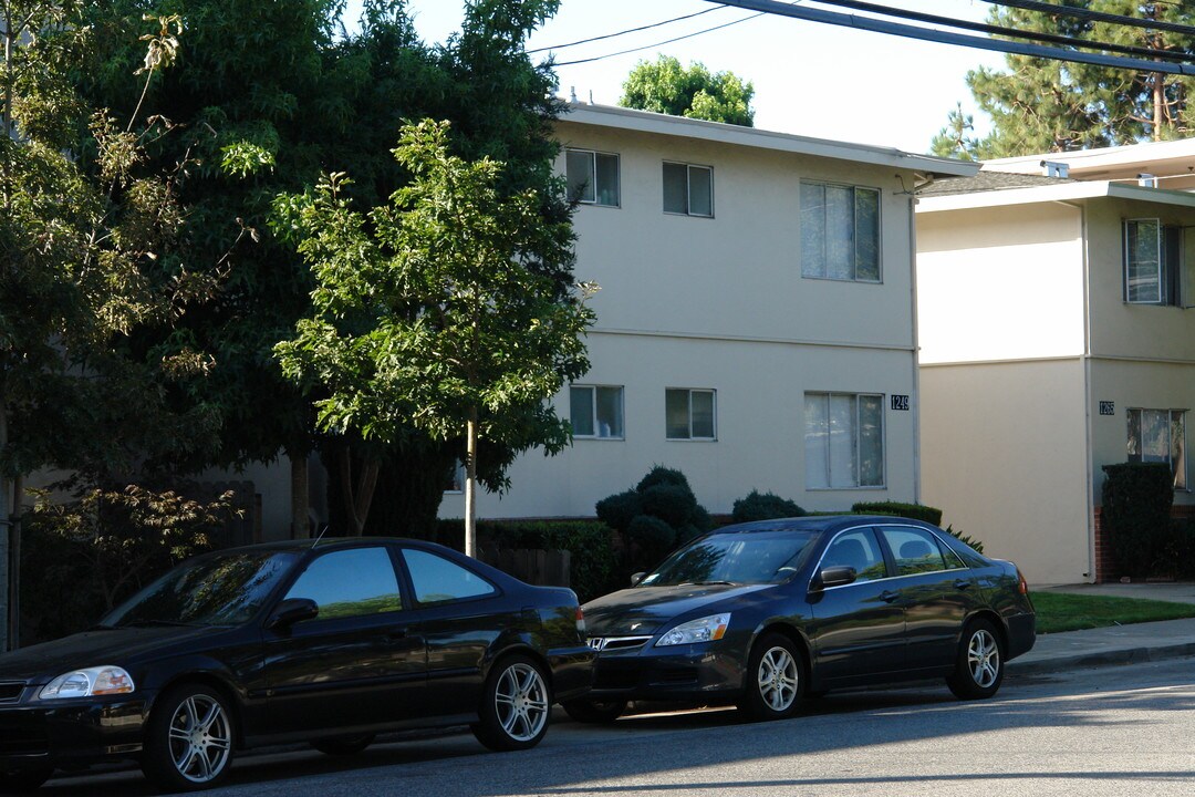 1249 Oak Grove Ave in Burlingame, CA - Foto de edificio