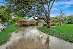 805 N Douglas Ave in Cleburne, TX - Building Photo