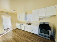 43914 3rd St E in Lancaster, CA - Foto de edificio - Building Photo