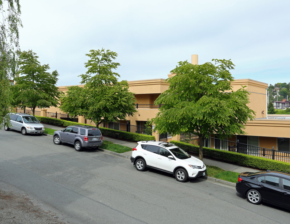 Lyons Gate Apartments in Seattle, WA - Building Photo