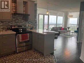 225-2225 Webb Dr in Mississauga, ON - Building Photo - Building Photo