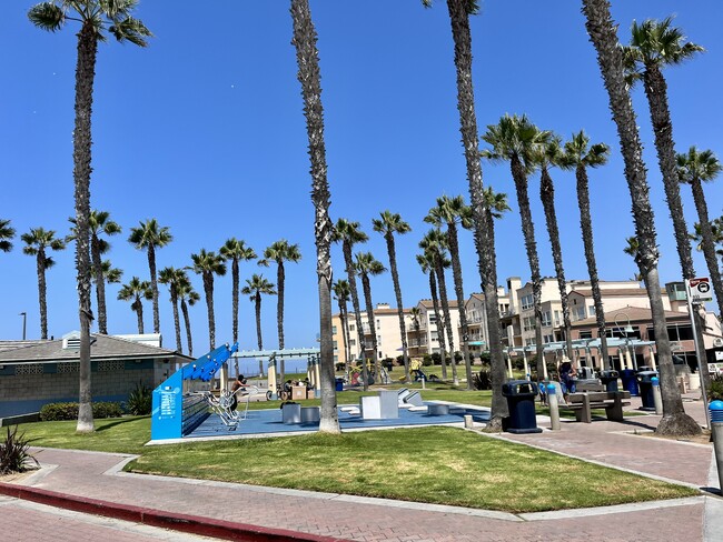 Pier View Apartments in Imperial Beach, CA - Foto de edificio - Building Photo