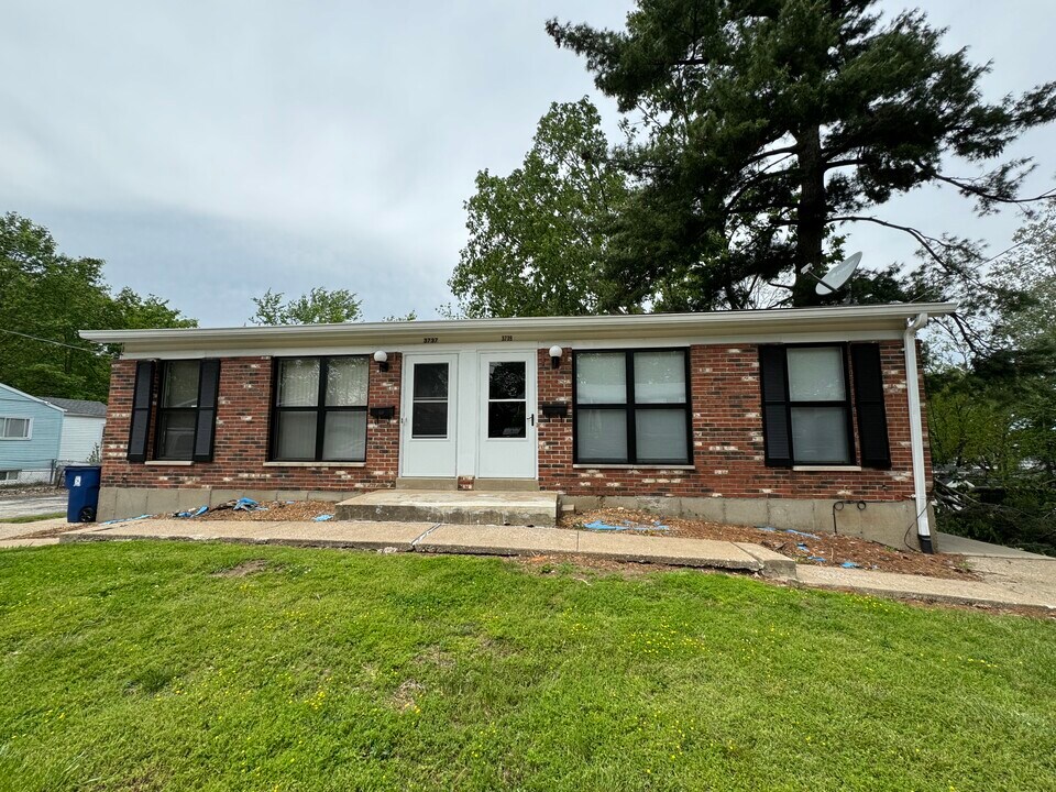 3739 Dixie Dr in St. Ann, MO - Foto de edificio