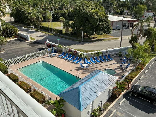 2885 Palm Beach Blvd in Ft. Myers, FL - Foto de edificio - Building Photo