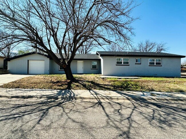 1408 Stadium Ave in Big Spring, TX - Building Photo - Building Photo