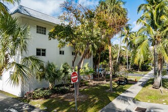 Key Biscayne VI Condominiums in Key Biscayne, FL - Foto de edificio - Building Photo