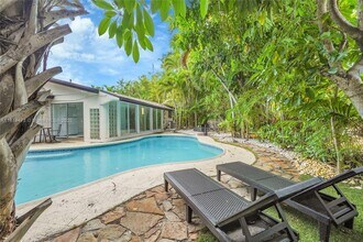 5451 NE 22nd Ave in Fort Lauderdale, FL - Foto de edificio - Building Photo