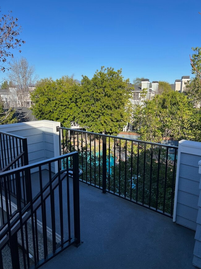 23412 Pacific Park Dr, Unit 17F in Aliso Viejo, CA - Foto de edificio - Building Photo