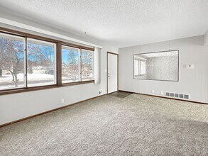 276 Dawn Ave in Shoreview, MN - Building Photo - Building Photo