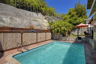 4976 Chaparral Way in San Diego, CA - Building Photo