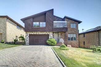 18 Jani Ct in Clifton, NJ - Building Photo - Building Photo