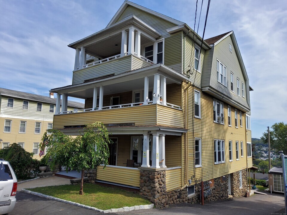 463 Congress Ave in Waterbury, CT - Building Photo