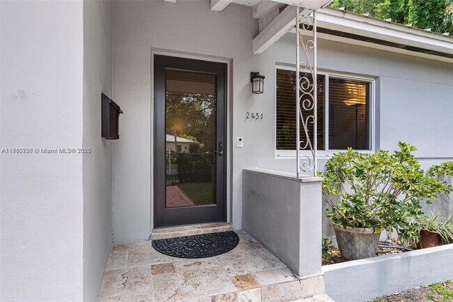 2431 Overbrook St in Miami, FL - Foto de edificio - Building Photo