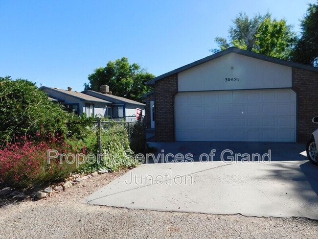 property at 3045 1/2 Stoneybrook Ln