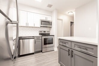 Grand Park Apartments in Forest Park, IL - Foto de edificio - Building Photo