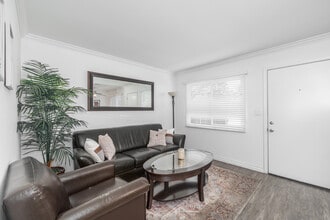 Village Apartments in Downey, CA - Foto de edificio - Interior Photo