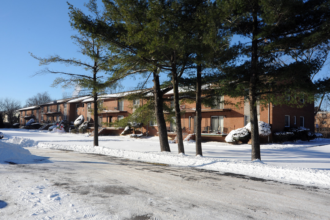 Ramapo Gardens Apartments in Spring Valley, NY - Foto de edificio