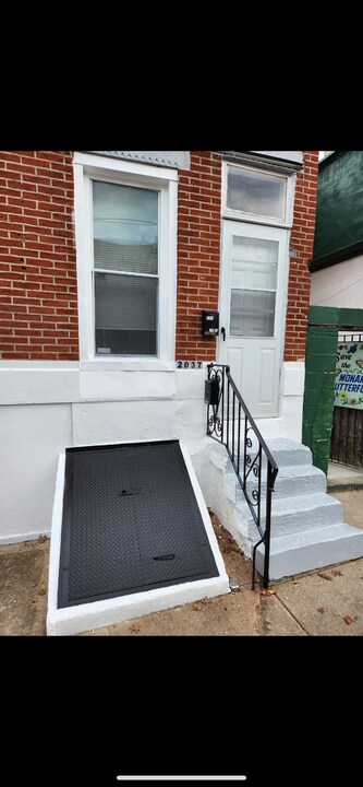 2037 S 4th St in Philadelphia, PA - Building Photo